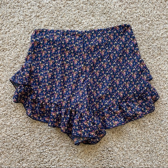 Boutique Ruffled Shorts - Picture 4 of 6